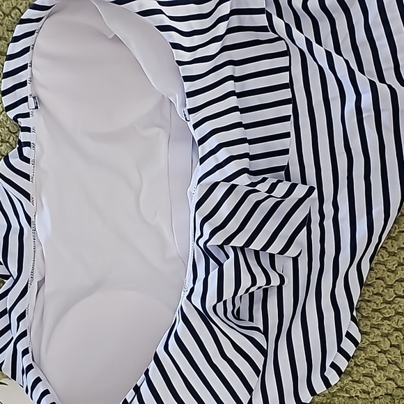 Striped one ruffled shoulder tankini - Picture 3 of 6